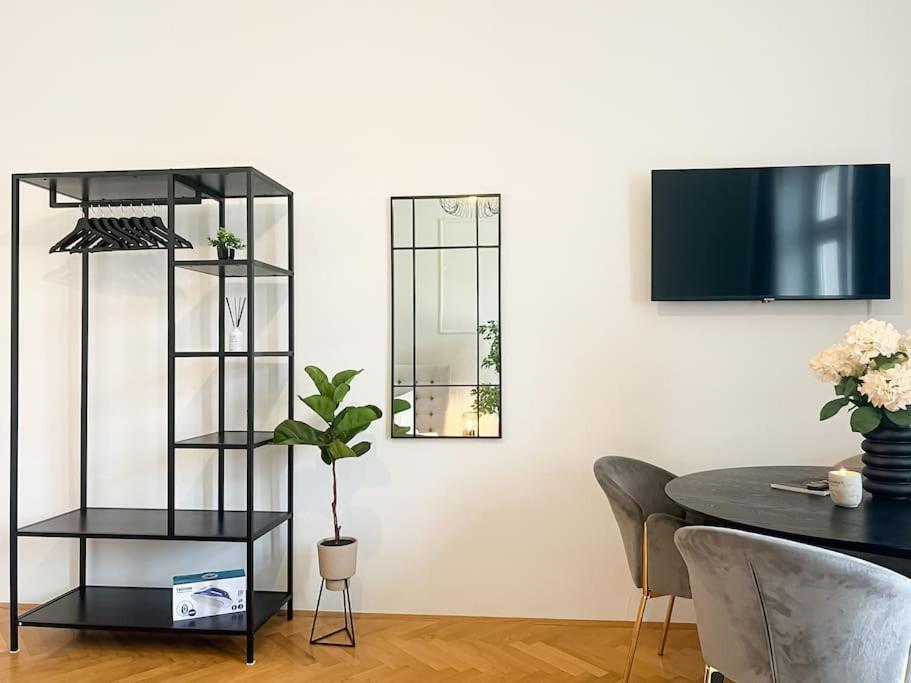 Cozy & Central 2 Bedroom Apartment Wenen Buitenkant foto